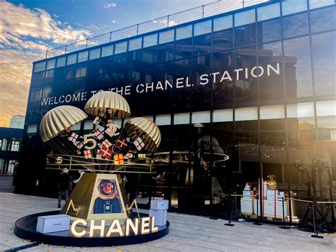 chanel 原宿|シャネルがホリデーコレクションの限定イベント開催 特別なア .